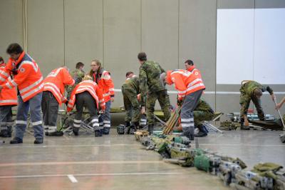 Sporthalle der Hochschule Esslingen wird fuer 200 Fluechtlinge vorbereitet - Bundeswehr im Einsatz